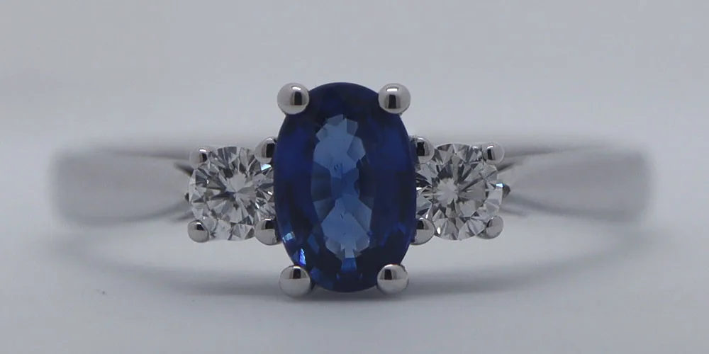 Ring picture taken in a lightbox with a diffusor and reflector